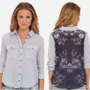 Women’s FREE PEOPLE Oxford combo party in the back striped long sleeve top. Sz L
